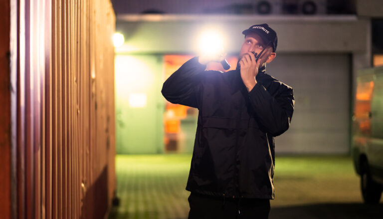 Agent de sécurité de nuit : 8 réalités essentielles, avantages, primes et réalité du travail